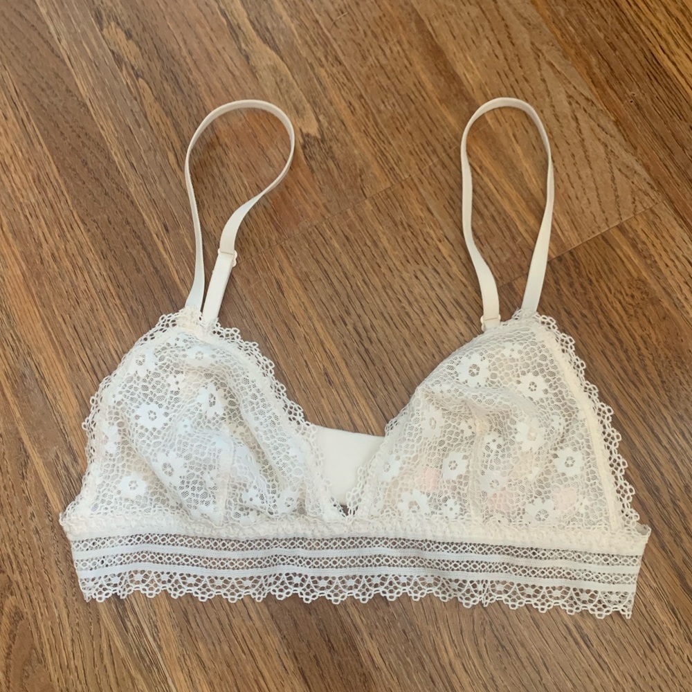 Sexy & Cute Victoria’s Secret Cream Lace Bralette, Small